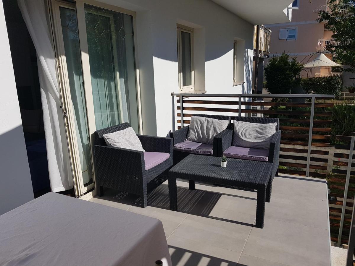 Anica Apartments Funtana Bagian luar foto